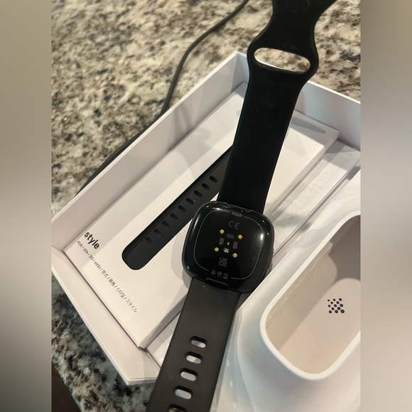 Fitbit Versa 4 Black Smartwatch with Advanced Health Monitoring - Picture 3 of 4